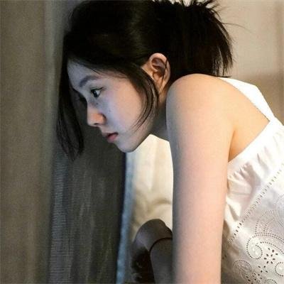 当她换上泳衣